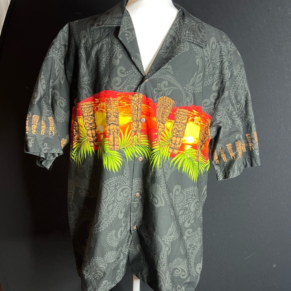 Hawaiian shirt, made in Hawaii. Tiki and flame design. Mens XL. Great cond